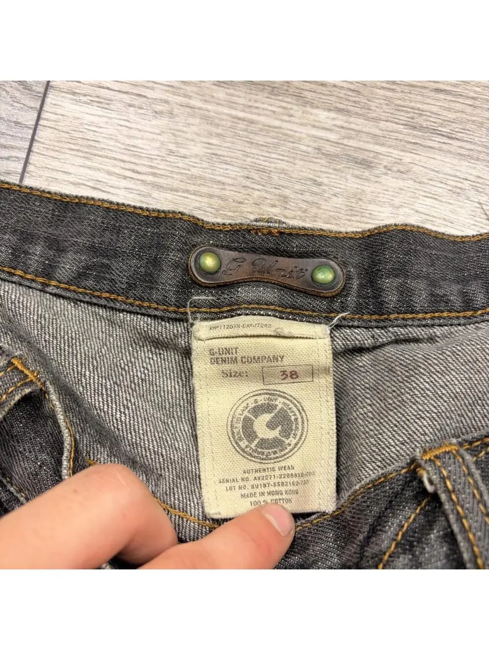 Description:Y2K G-unit dark wash baggy jorts, really good details and fit.
